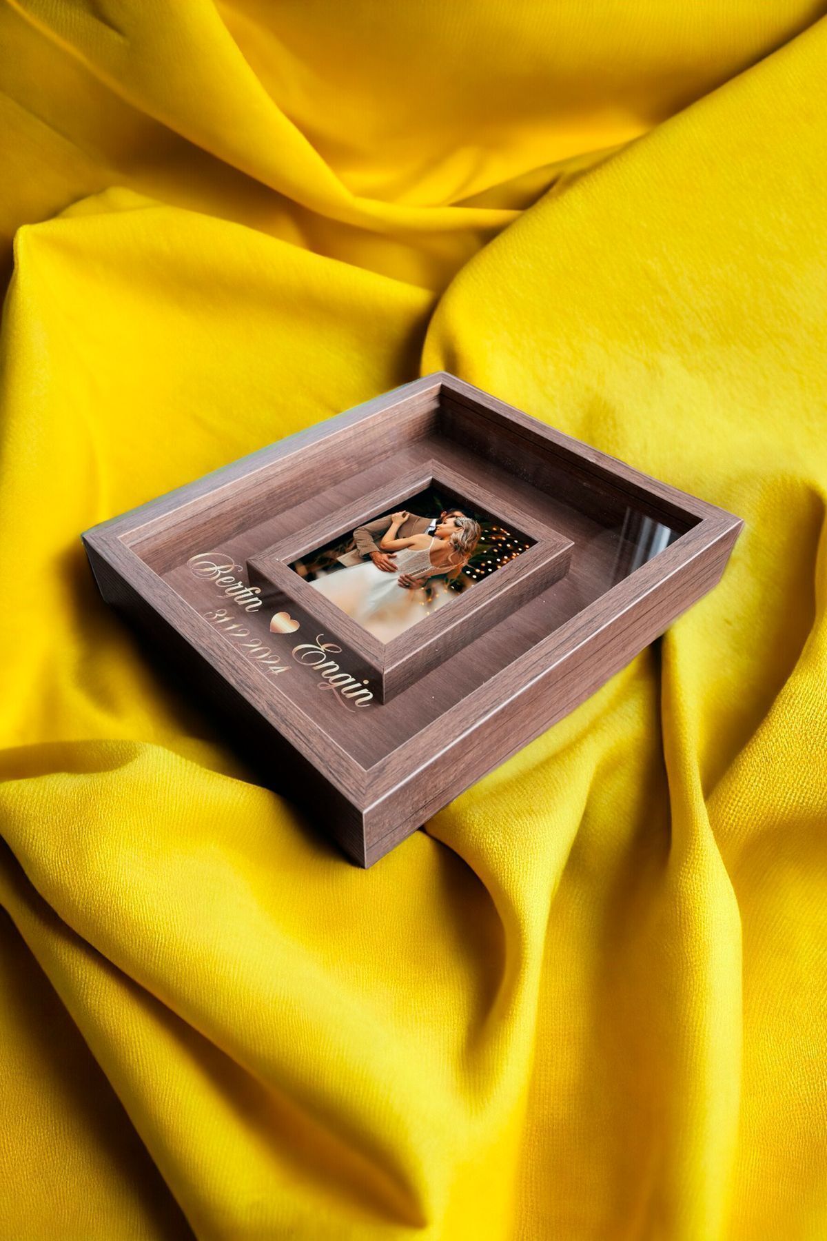 Çerçeve 30X35 Fotoğraf Bölümlü Tasarım Gül Kutusu Anı Çerçevesi CEVİZ