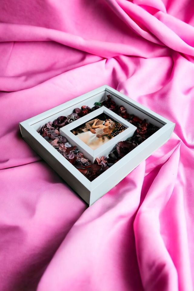 Çerçeve 30X35 Fotoğraf Bölümlü Tasarım Gül Kutusu Anı Çerçevesi BEYAZ
