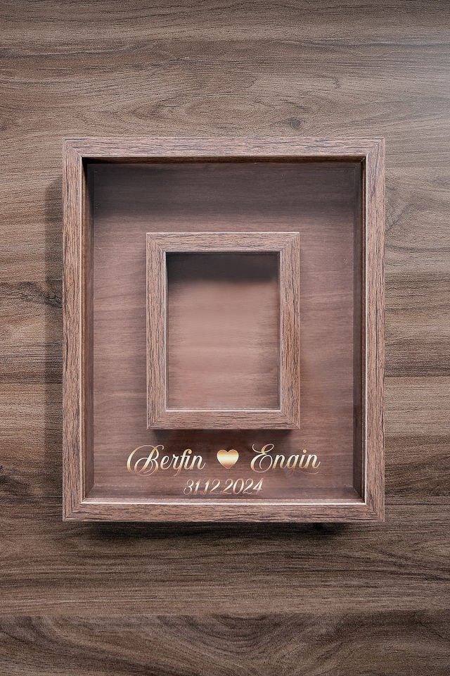 Çerçeve 30X35 Fotoğraf Bölümlü Tasarım Gül Kutusu Anı Çerçevesi (Kişiye Özel Fotoğraflı) Kahverengi