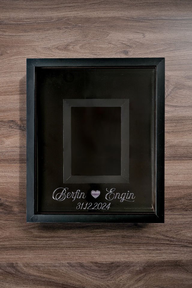 Çerçeve 30X35 Fotoğraf Bölümlü Tasarım Gül Kutusu Anı Çerçevesi (Kişiye Özel Fotoğraflı) Siyah