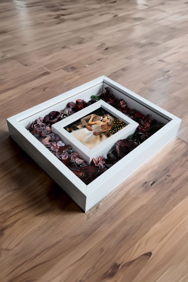 Çerçeve 30X35 Fotoğraf Bölümlü Tasarım Gül Kutusu Anı Çerçevesi (Kişiye Özel Fotoğraflı) Beyaz