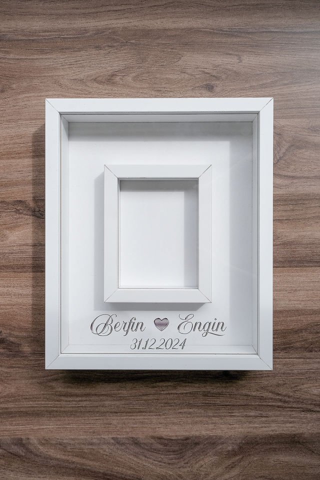 Çerçeve 30X35 Fotoğraf Bölümlü Tasarım Gül Kutusu Anı Çerçevesi (Kişiye Özel Fotoğraflı) Beyaz